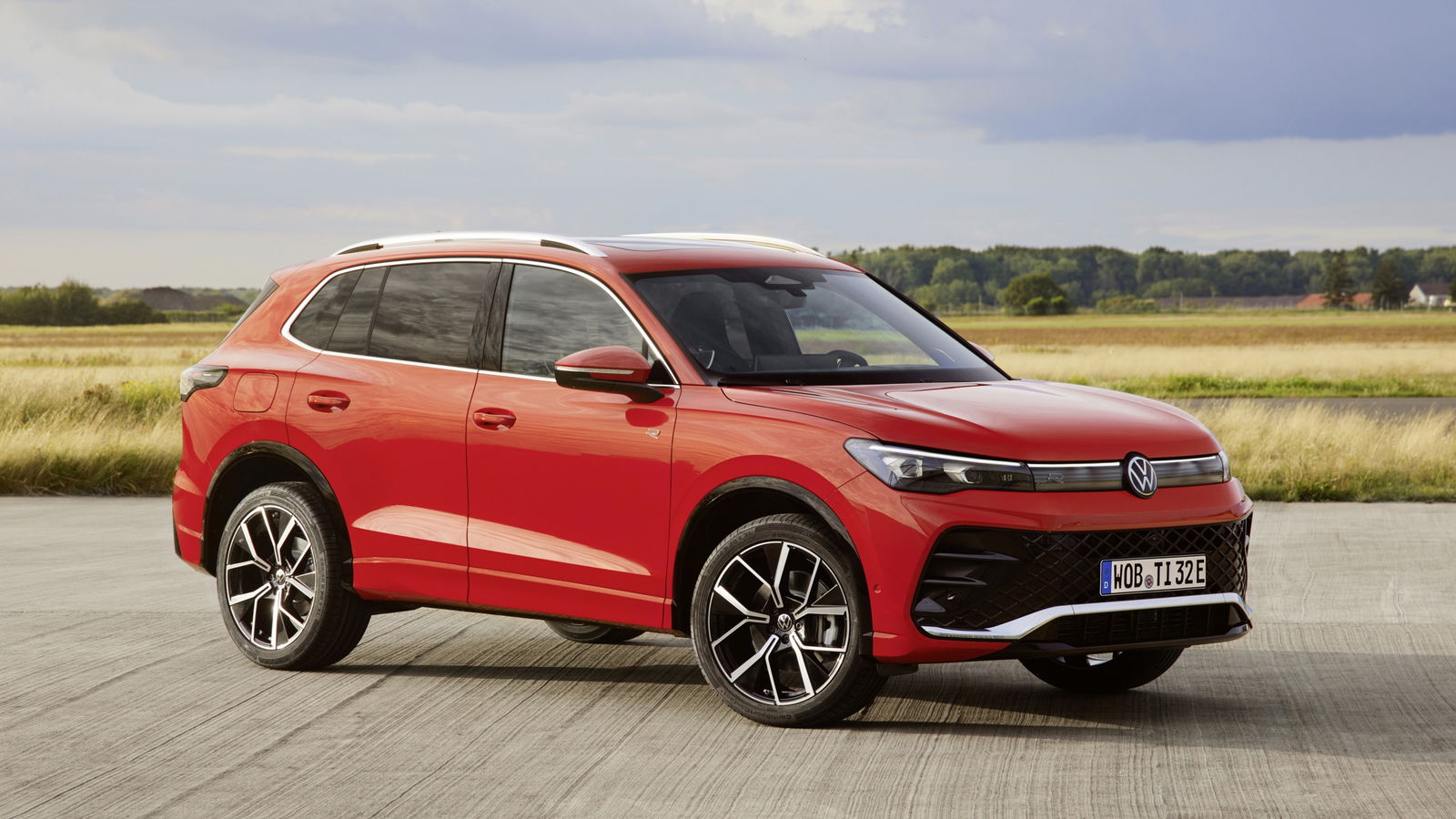 2024 Volkswagen Tiguan - front 
